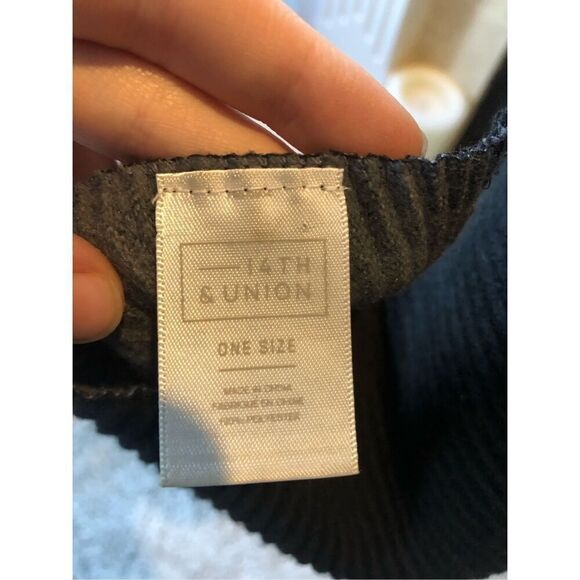 14th & Union Women’s Black and Gray Reversal Pattern Design Scarf - Picture 4 of 6